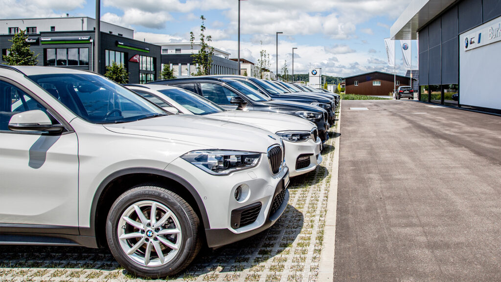BMW Premium Selection Fahrzeug auf Parkplatz
