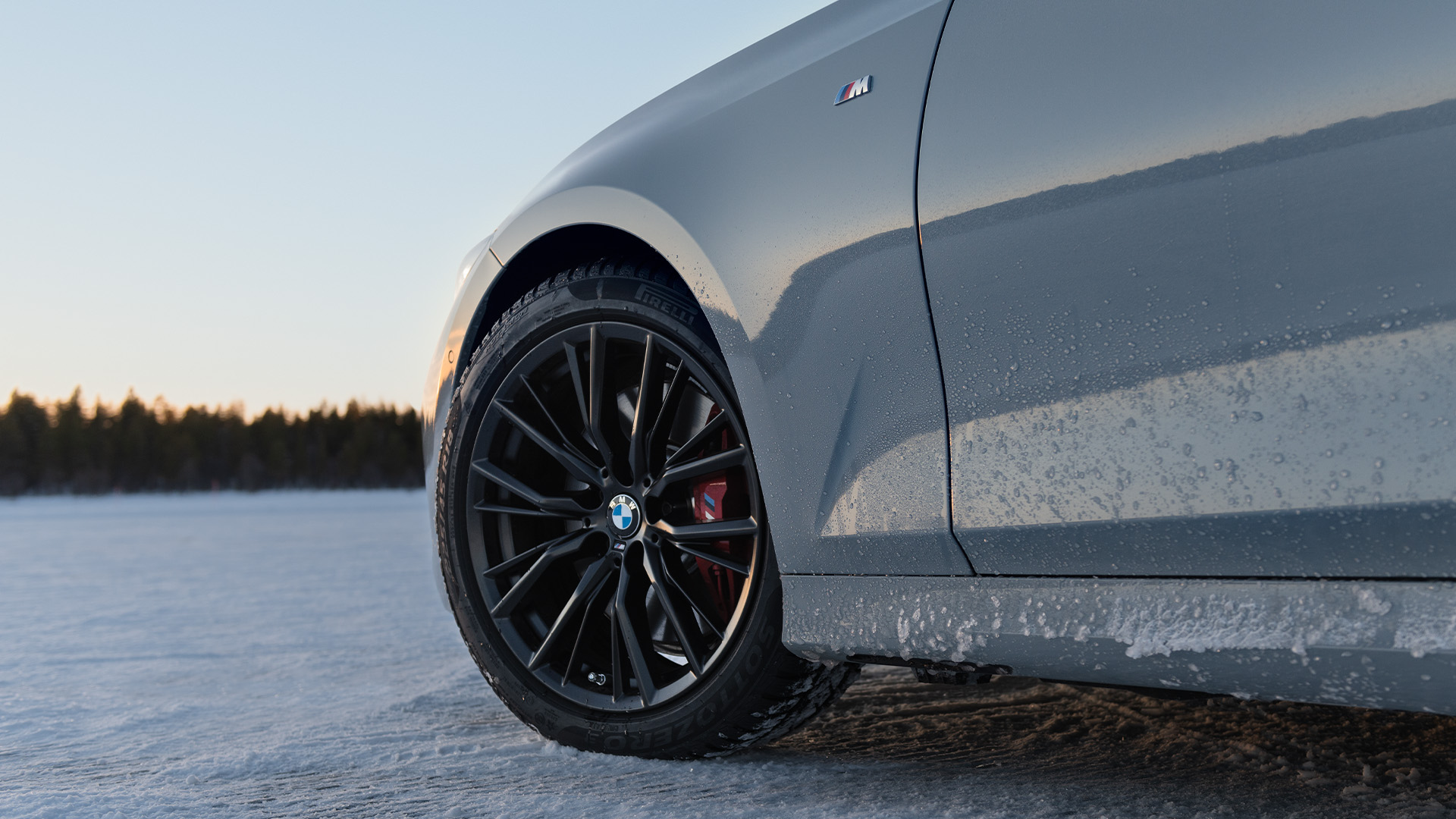 Jetzt profitieren: 4 Winterräder gratis beim Kauf eines BMW Lagerfahrzeugs.